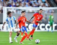 Jugadores de ambas selecciones disputando el balón.