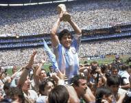 En esta foto del 29 de junio de 1986, Diego Maradona alza la Copa Mundial tras la victoria de Argentina 3-2 ante Alemania en la final, en el estadio Azteca de la Ciudad de México.