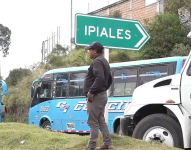 Imagen de un hombre en Tulcán, antes del paso del Puente Internacional de Rumichaca para dirigirse a Ipiales, en Colombia.