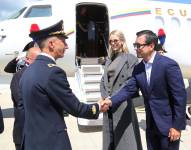 Llegada de Daniel Noboa al aeropuerto de Roma, Italia, como parte de su gira europea, entre el 10 y el 17 de mayo. Atrás tiene al avión presidencial Dassault Falcon 7X.