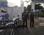 Imagen de agentes policiales en los exteriores de un colegio en Esmeraldas. Foto referencial.