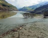 Embalse de Mazar con el nivel mínimo de agua.