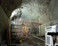 Obreros finalizan el tapón de un túnel en Toachi Pilatón.