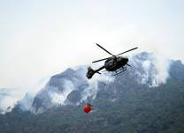 El incendio forestal en el Parque Nacional Cajas se combate por aire y tierra.