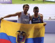 Jimmy Caicedo, junto con su guía Daniel Taramuel, celebran el quinto lugar en los Juegos Paralímpicos París 2024