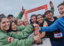 Juan Espinoza junto a su equipo sostienen el trofeo de campeón en una carrera en Chile