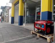 Imagen de un generador eléctrico en los exteriores de un supermercado en Guayaquil, durante una jornada de cortes de luz en Ecuador, vigentes desde septiembre.