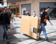 Ciudadanos compran televisores en Cuenca por el Black Friday.