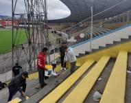 Los privados de libertad limpiaron y pintaron los graderíos del estadio.