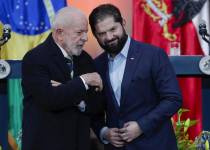 El presidente de Chile, Gabriel Boric Font (d), conversa con el presidente de Brasil, Luiz Inácio Lula da Silva.