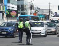 Agentes de tránsito controlan el flujo vehicular en Quito.