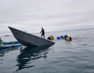 Esta foto sin fecha publicada por la Armada ecuatoriana el 29 de octubre de 2021 muestra una embarcación después de que fuera incautada en aguas internacionales del Océano Pacífico.