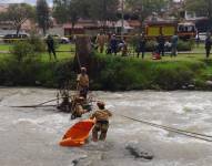 Rescate de un cuerpo en el río Tomebamba.