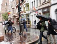 Cuenca registra lluvias el lunes 28 de octubre de 2024, luego de una escases durante mucho tiempo los cuencanos se protegieron con paraguas.