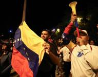 Ciudadanos venezolanos se reúnen a la espera de los resultados de las elecciones presidenciales en su país, este domingo en Quito (Ecuador).