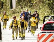 Los fuertes vientos y la sequedad del terreno dificultan las labores de extinción de los incendios.