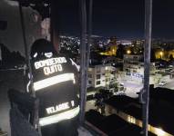 El personal del Cuerpo de Bomberos inspeccionó el edificio donde se reportó la emergencia.