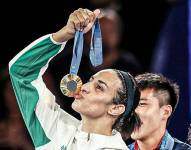 Imane Khelif, celebrando su medalla de oro.