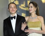 La actriz estadounidense Angelina Jolie y su hijo Knox Jolie-Pitt llegan a la 15ª edición anual de los Premios del Gobernador de la Academia de Artes y Ciencias Cinematográficas en el Ray Dolby Ballroom de Los Ángeles el 17 de noviembre de 2024.