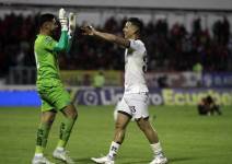 Rolando Silva y Miguel Parrales celebrando la victoria de Orense SC.