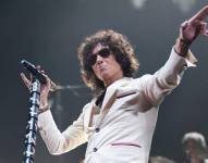 Bunbury, uno de los artistas más influyentes del rock en español, continúa desafiando fronteras con su música única y su irreverente estilo. Su legado sigue dejando una huella profunda en la escena musical, trascendiendo generaciones.