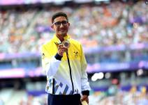 Daniel Pintado luce la medalla de oro, tras ganar la prueba de los 20 kilómetros marcha en los Juegos Olímpicos de París 2024