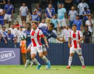 Jugadores de ambos clubes disputando el balón.