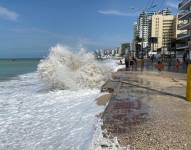 Imagen de enero de 2023 del malecón de una de las playas de Salinas, en Santa Elena, afectada por el oleaje.