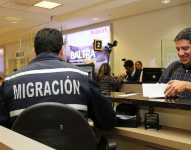 Personal de Migración en el aeropuerto Mariscal Sucre.