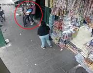 Imagen de un hombre siendo ahorcado en el centro de Guayaquil, con el fin de robar sus pertenencias.