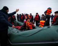 Una embarcación con migrantes se dirige a las costas francesas para cruzar el canal de la Mancha.