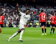 El delantero del Real Madrid, Vinícius Júnior, celebra uno de los tres goles marcados al Osasuna