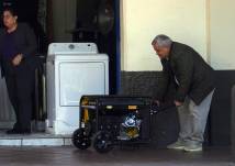 Cortes de luz en Cuenca locales compraron generadores de energía.