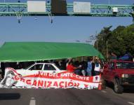 Maestros de la Coordinadora Nacional de Trabajadores de la Educación (CNTE) bloquean este martes las principales carreteras del municipio de Tapachula, en Chiapas (México). EFE/ Juan Manuel Blanco