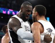 Lebron James (i) y Stephen Curry (d) celebran la clasificación de Estados Unidos a la final del baloncesto masculino en los Juegos Olímpicos de París 2024.