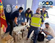 Agentes revisan los paquetes de cocaína.