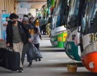 Buses esperando pasajeros en el Terminal Terrestre de Cuenca.