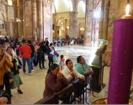 Los fieles asisten a la iglesia de la Catedral de la Inmaculada en Cuenca.