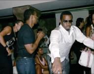 Sean Diddy Combs, también conocido como Puff Daddy, es un destacado rapero, productor discográfico y empresario estadounidense. Fundador del sello discográfico Bad Boy Records, ha sido fundamental en el desarrollo del hip-hop y ha impulsado las carreras de numerosos artistas, además de forjar una exitosa carrera en solitario.