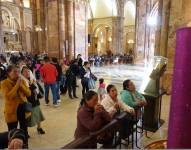 Los fieles asisten a la iglesia de la Catedral de la Inmaculada en Cuenca.