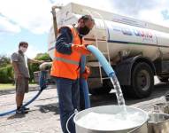 Un tanquero provee de agua por los racionamientos.