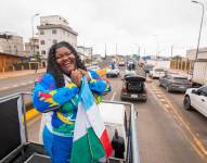 Lisseth Ayoví, atleta ecuatoriana, recibida en una caravana en Machala.