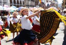 Desfile estudiantil por los 204 años de Independencia de Cuenca recorrió las calles céntricas de la ciudad.