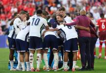 Jugadores de Inglaterra reunidos previo a la tanda de penales ante Suiza