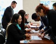 Postulantes hacen su registro antes de dar la prueba teórica.