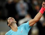 Rafael Nadal reacciona tras ganar a Novak Djokovic en el Roland Garros de 2020. EFE/EPA/YOAN VALAT