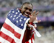 El estadounidense Noah Lyles celebra su medalla de oro en París.