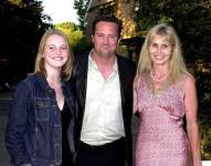 Fotografía del actor Matthew Perry junto a su madre Suzanne Morrinson y su hermanastra