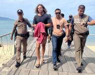 Daniel Sancho Bronchalo (2-L) es escoltado por agentes de policía tailandeses a su llegada a un puerto antes de dirigirse al tribunal en la isla de Koh Samui, al sur.