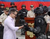 El presidente Daniel Noboa entregando armas a la Policía Nacional este martes 6 de agosto del 2024.